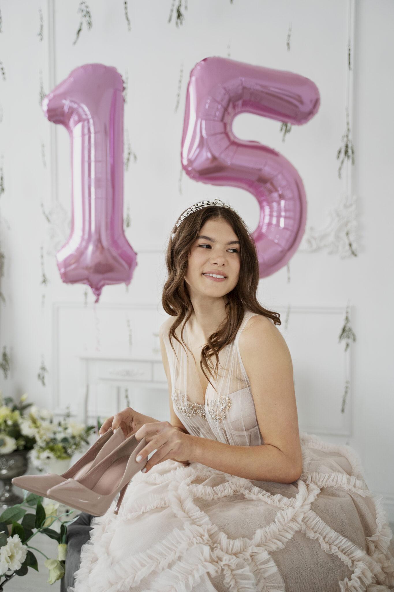 mujer-joven-celebrando-su-quinceanera (1)