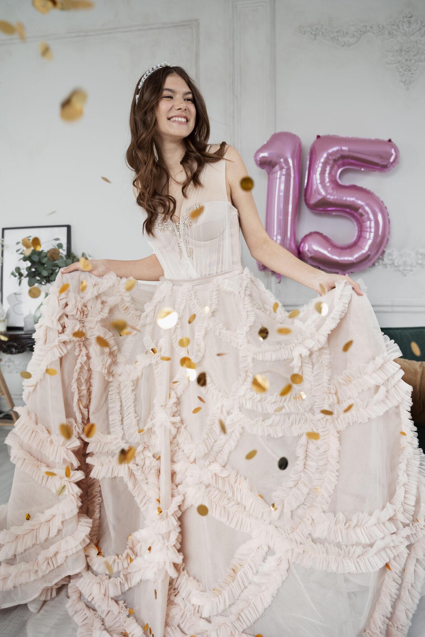 mujer-joven-celebrando-su-quinceanera